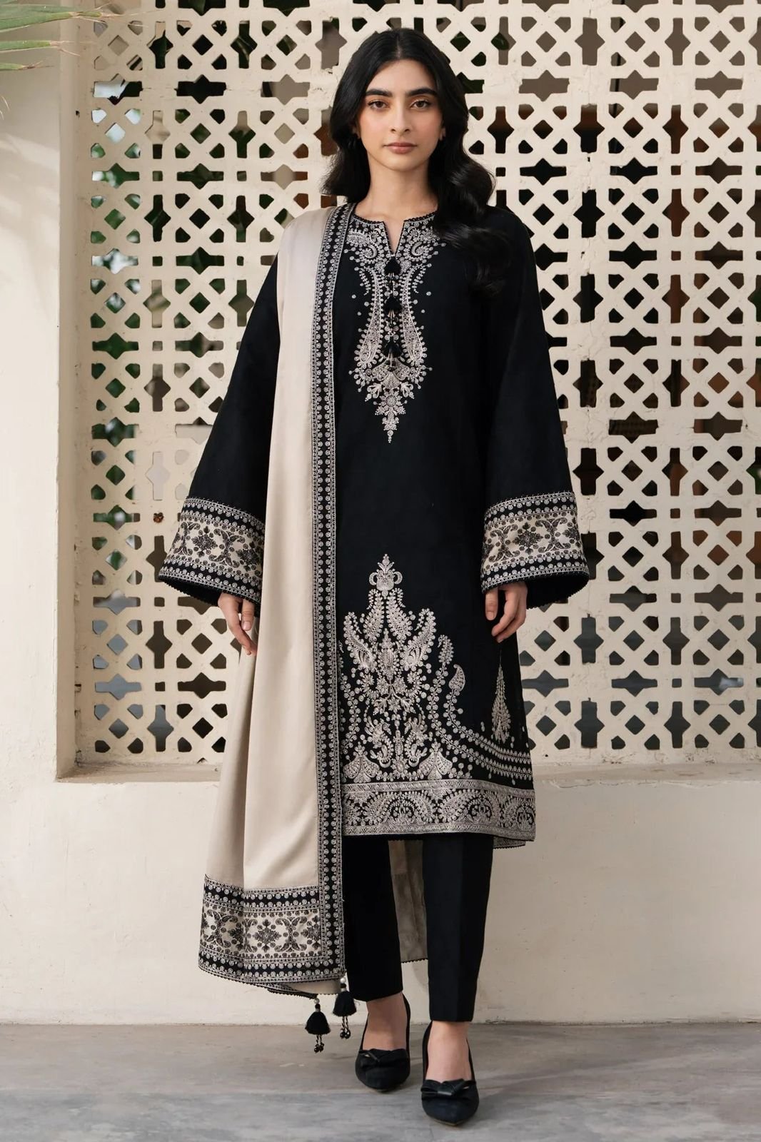 Midnight Elegance – Premium Monochromatic Embroidered Linen Ensemble